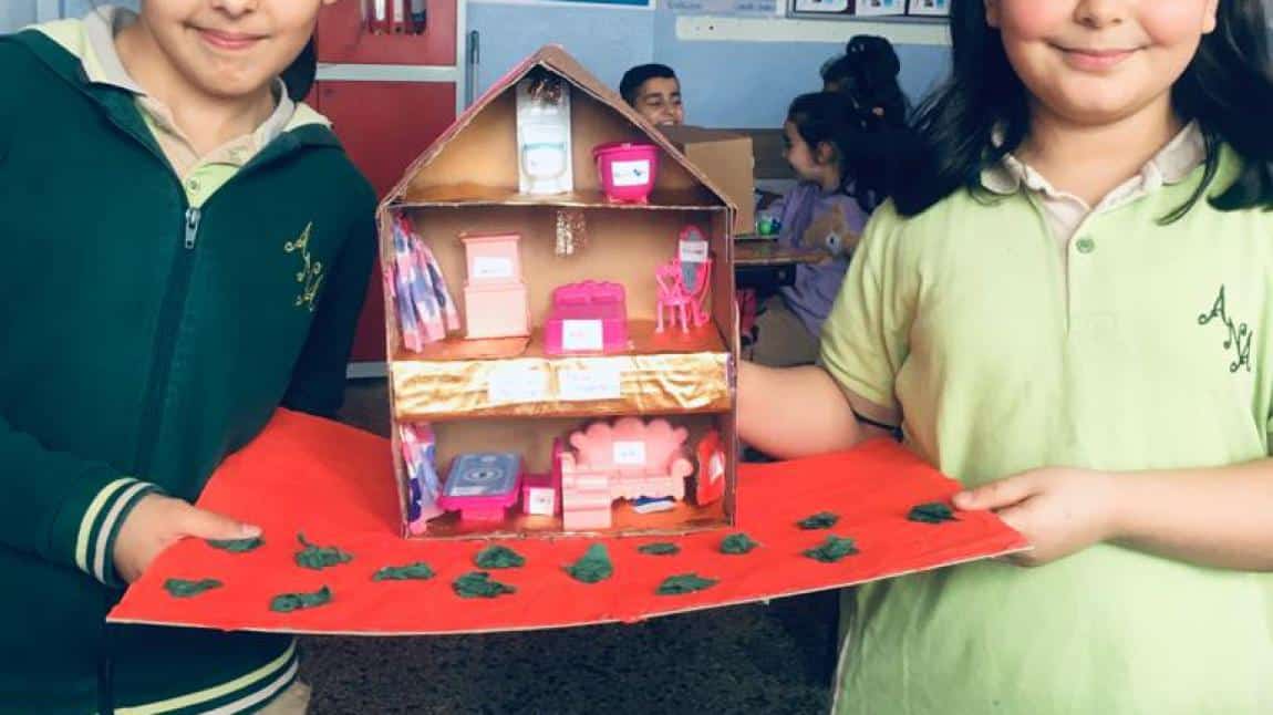 Third grade students made a model house with great enjoyment.