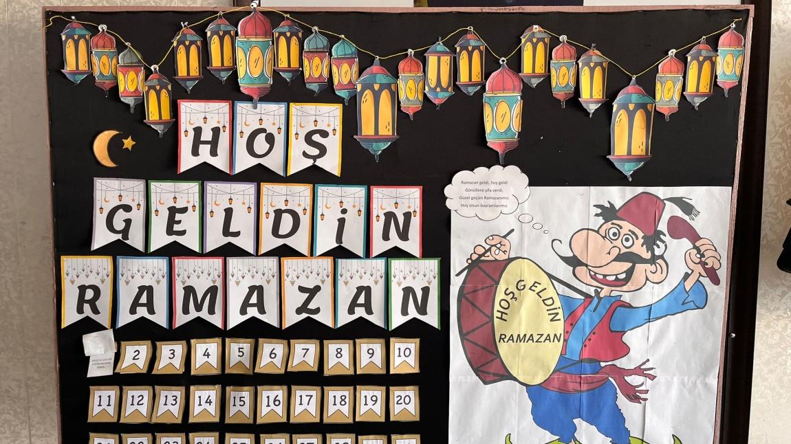 Din Kültürü ve Ahlâk Bilgisi Öğretmenimiz Hicret Yaşar'ın okulumuz girişlerine yaptığı Hoşgeldin Ramazan panoları.