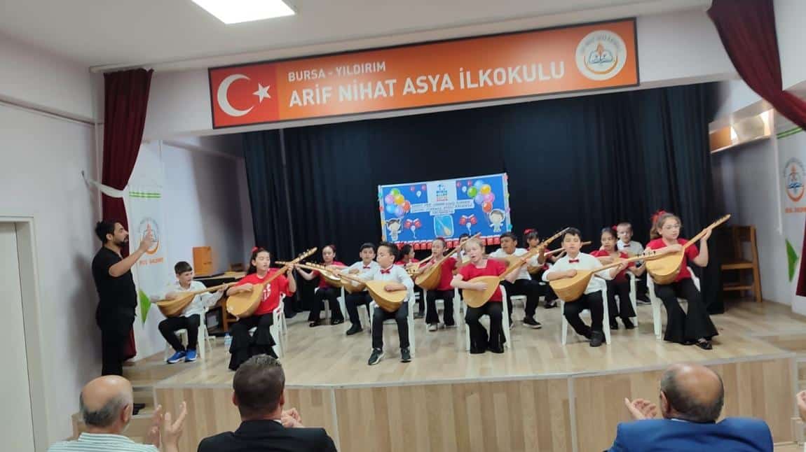 3-K Sınıfı Öğrencilerinin Öğretmenleri Erkan Özer ile hazırladıkları Bağlama Konseri.