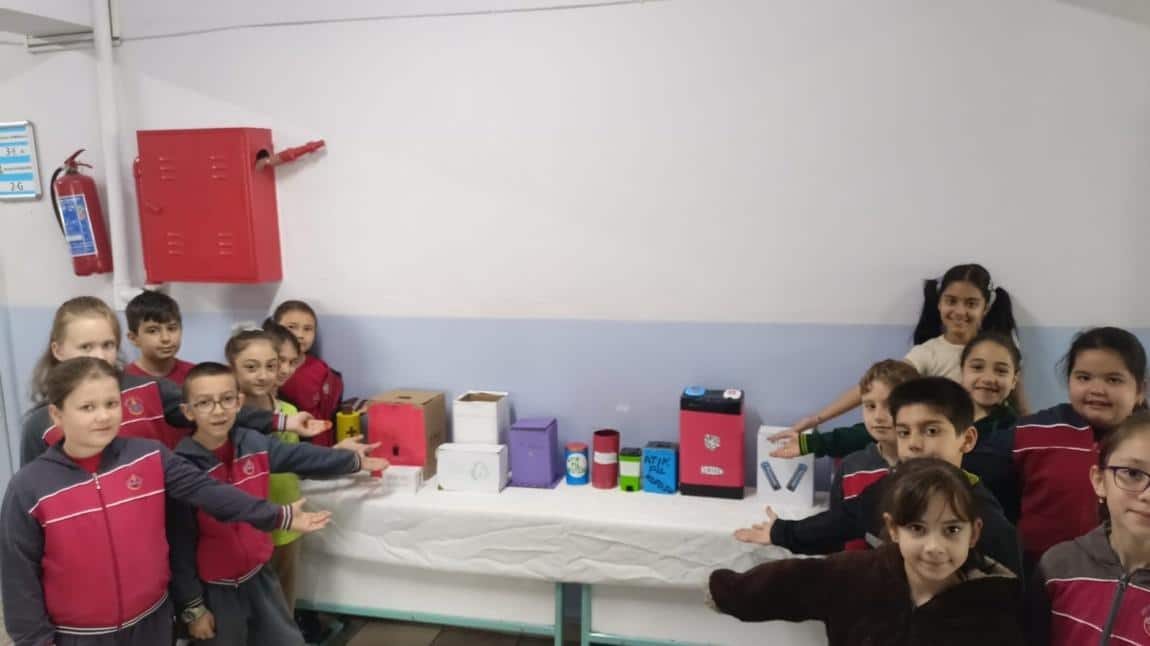 3/D Sınıfı Atık Pil Projesi yapıyor. Kendi atık pil kutularını yaparak, atık pilleri geri dönüşüme kazandırıyor.